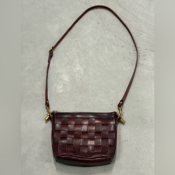 Uppdoo Handbags - Chic Woven Leather Venture Crossbody Bag in Rich Brown